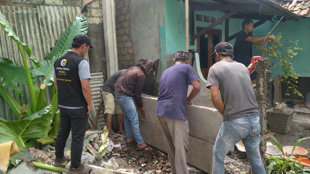 Tim Cakra Prima Panel mengangkat panel beton