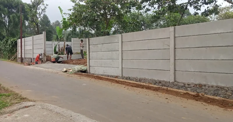 Pagar panel beton terpasang