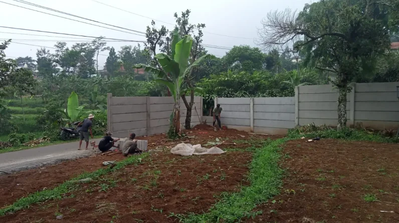 Pagar panel beton terpasang